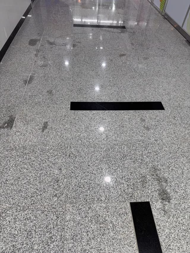 건담 세종2차 복도 기름제거 시공 전