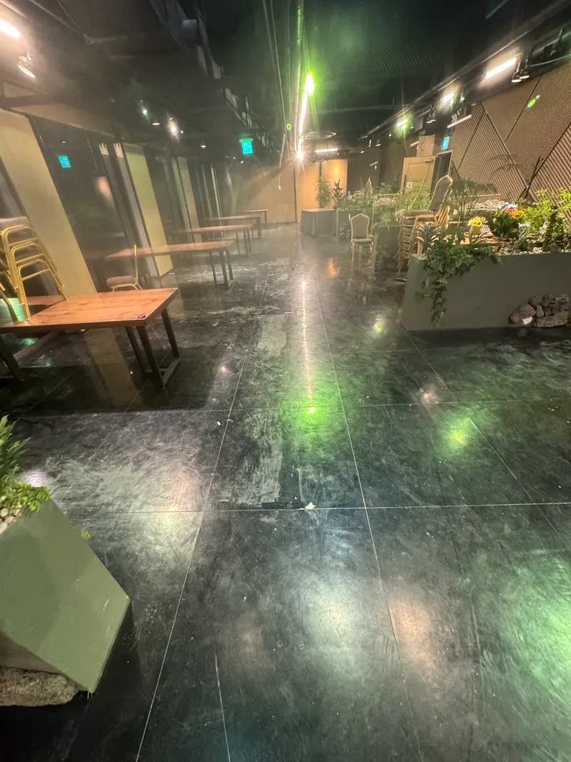 강남 가라오케 바닥왁스코팅 시공 전