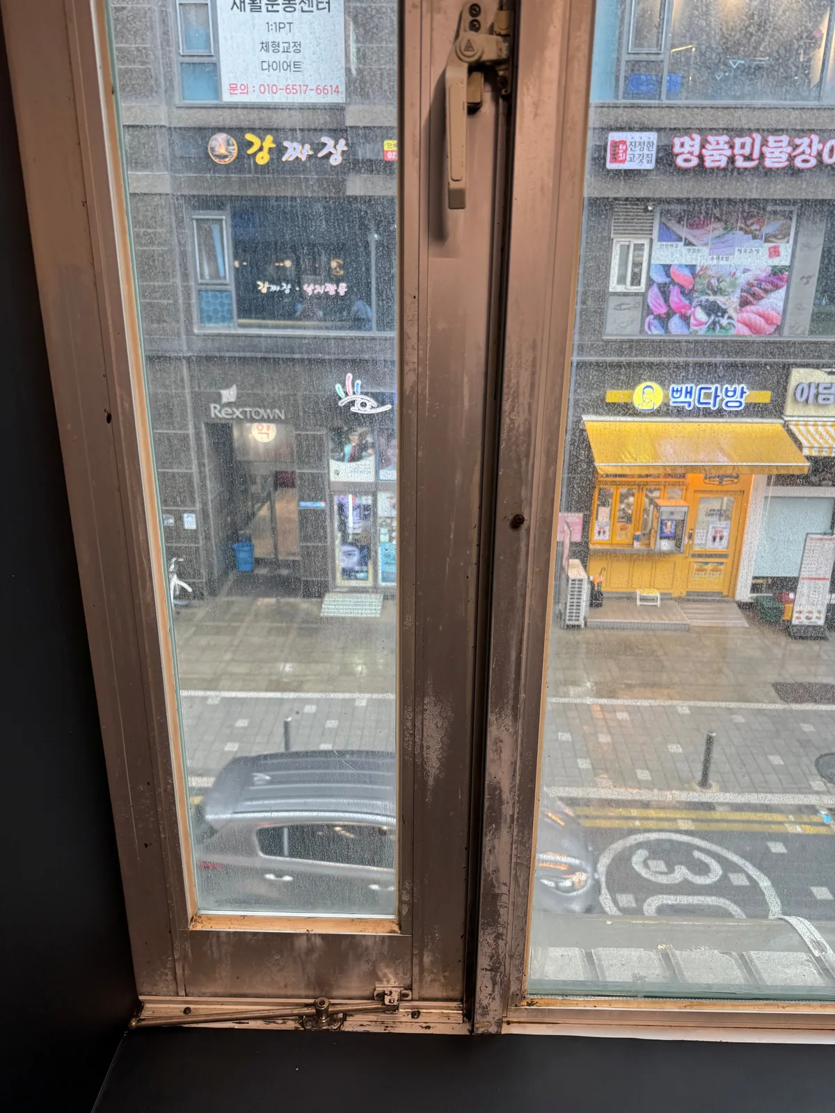 과천 술집 인테리어청소 전 오염이 남은 창과 창틀