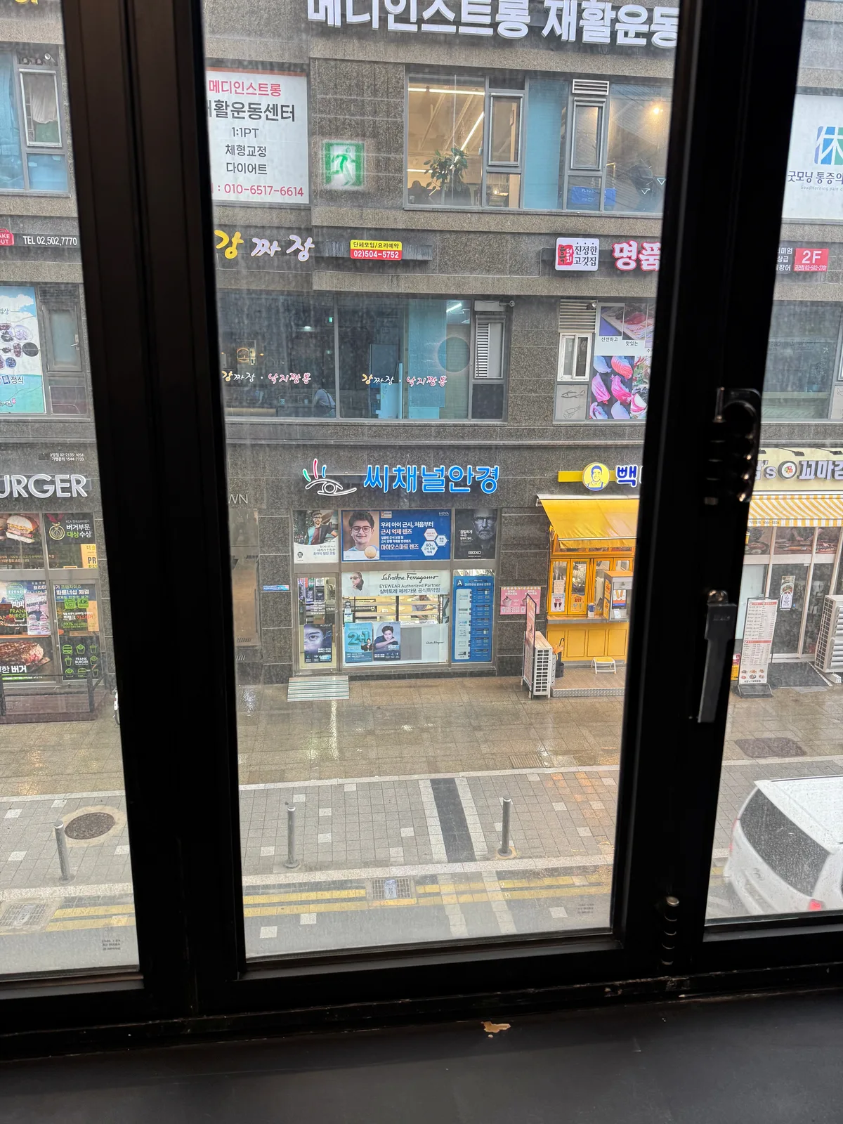 과천 술집 인테리어청소 후 정리된 창과 창틀