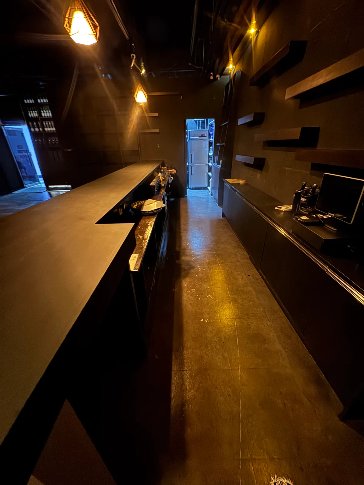 동탄 BAR 인테리어청소 현장의 긴 카운터와 작업 통로