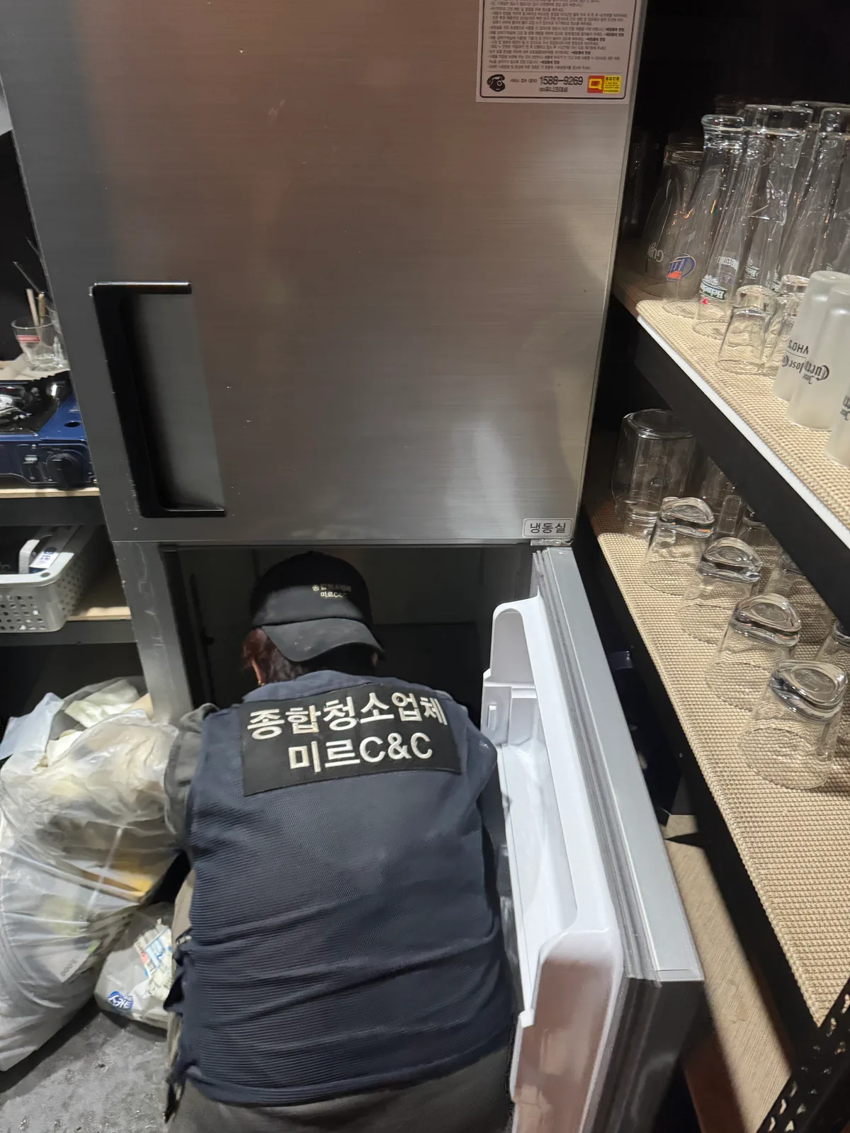 동탄 BAR 인테리어청소 중 카운터 안쪽 작업