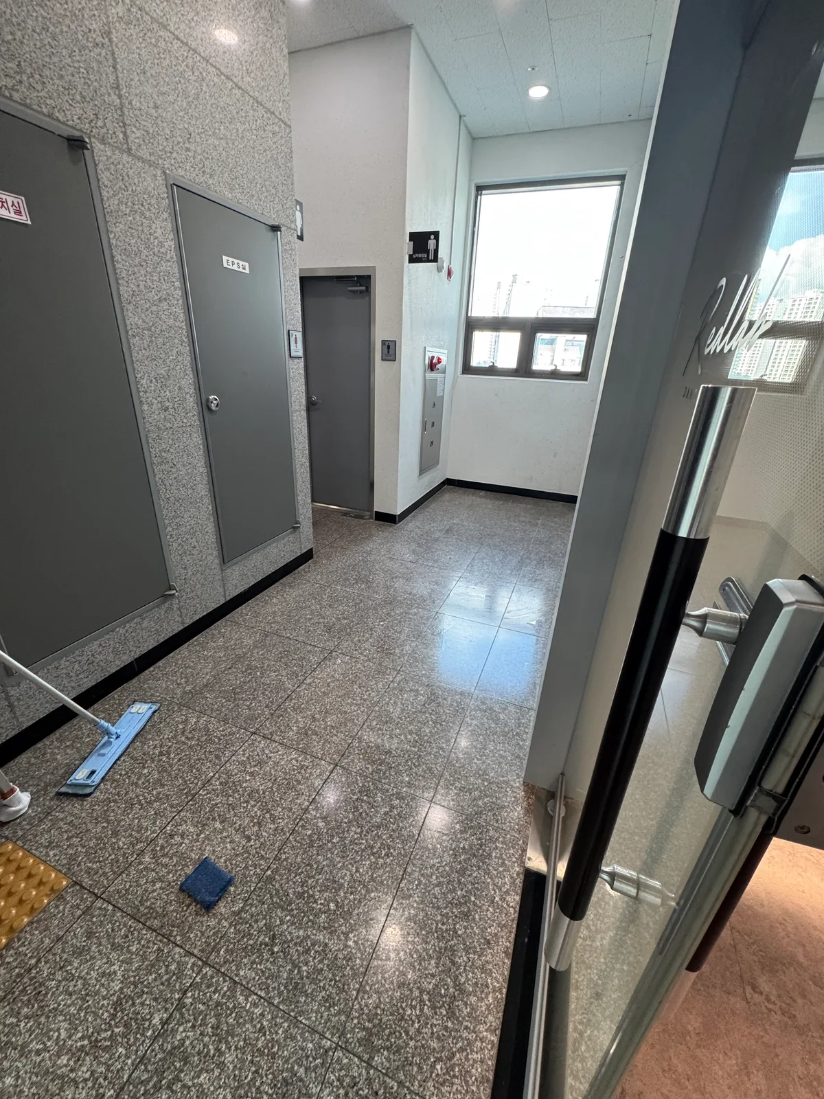 양주 레드랩 댄스스튜디오 인테리어청소 중 공용부 바닥 정리
