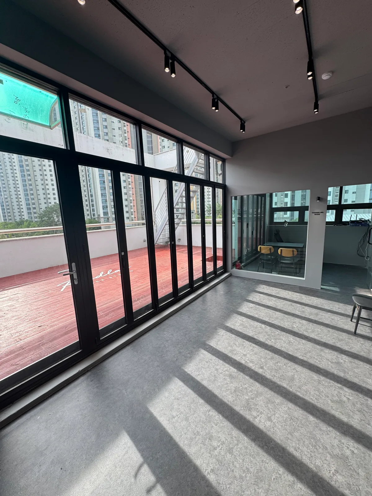 양주 레드랩 댄스스튜디오 인테리어청소 후 통유리와 스튜디오 바닥