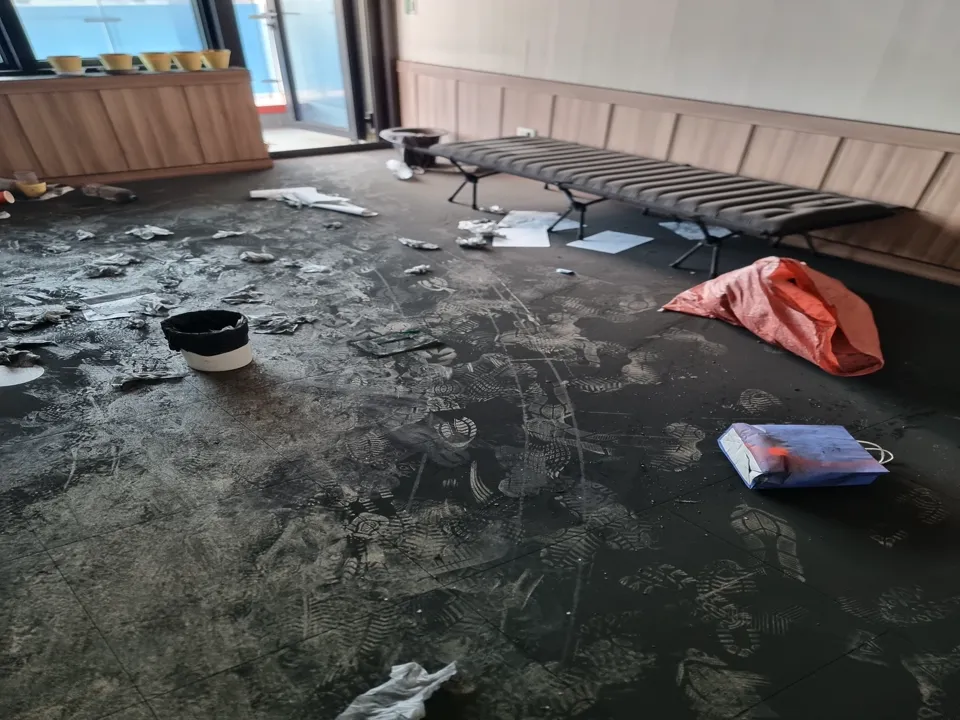 화재 잔여물 수거와 정리 실제 작업 사진