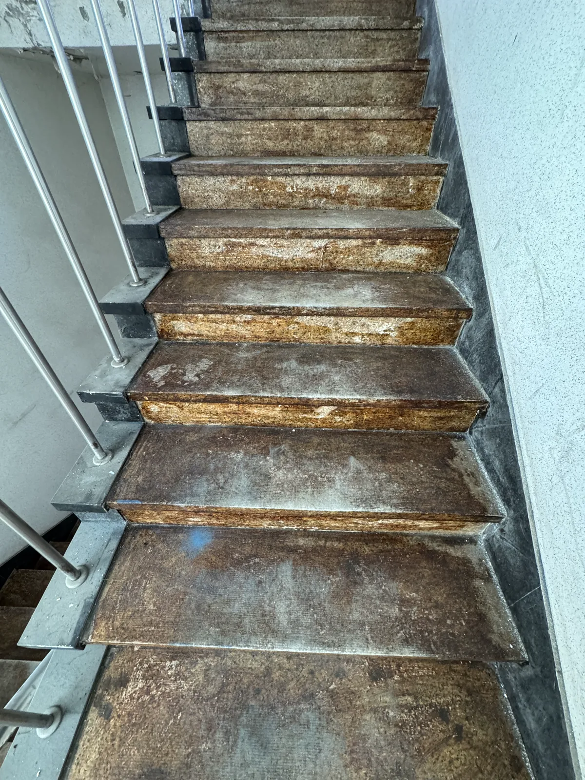 기존 바닥을 다시 사용하기 위한 본드 제거 실제 현장 사진 1