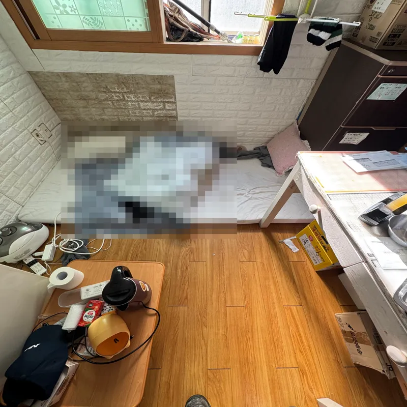 바닥 오염 제거 작업 전