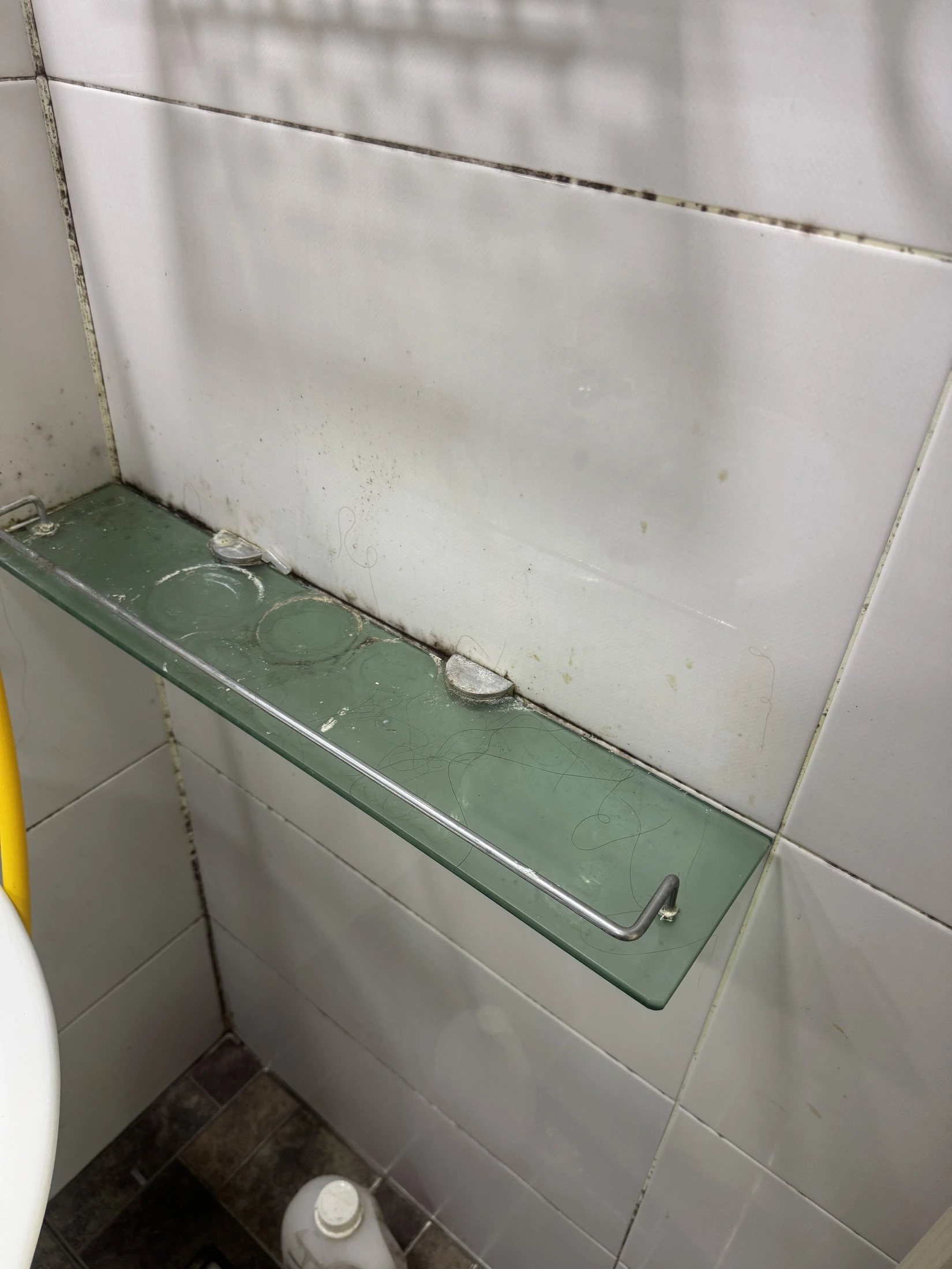 욕실과 배수구 실제 현장 사진 2