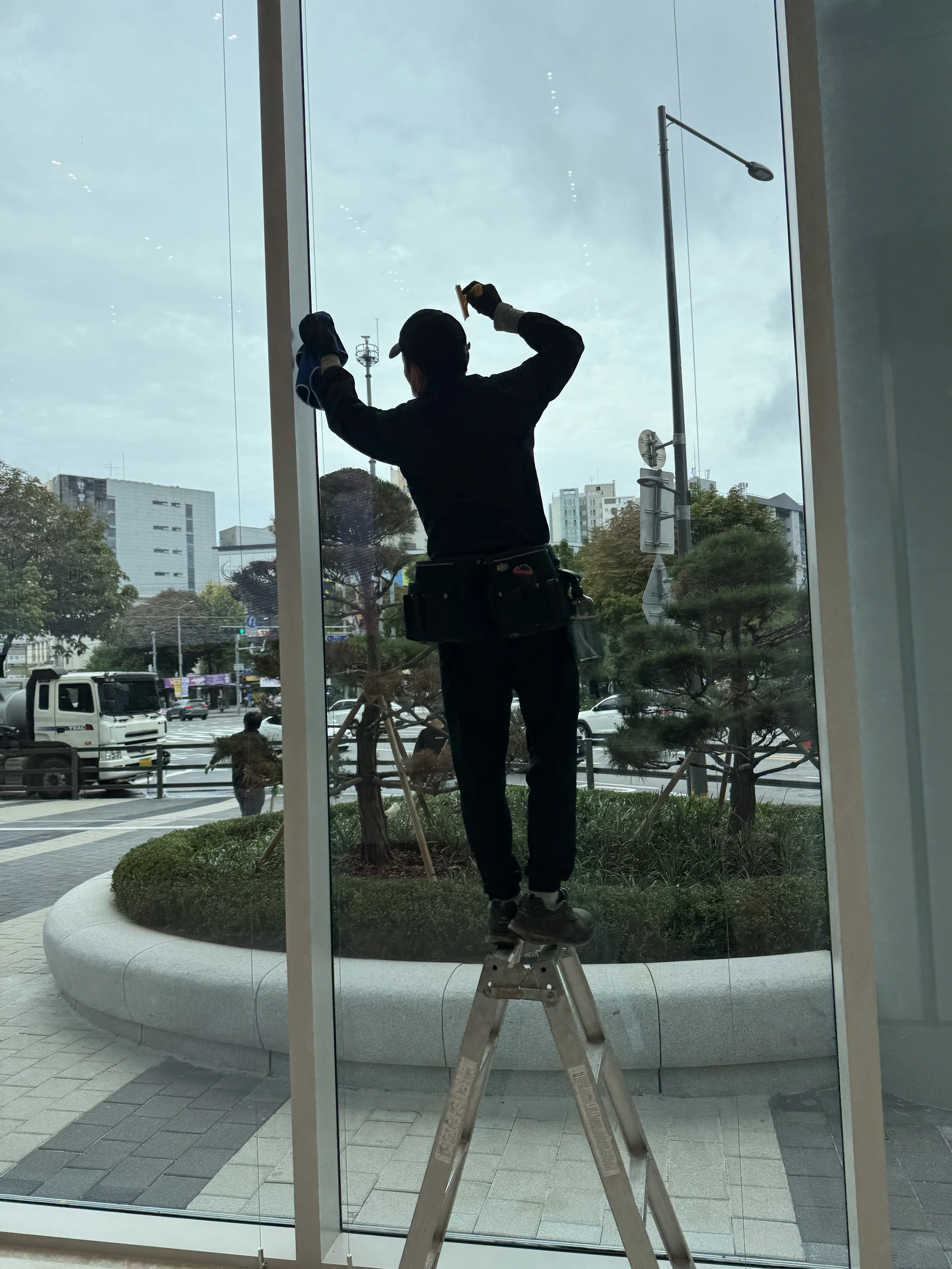 외벽·외부 유리·주차장 실제 현장 사진 1