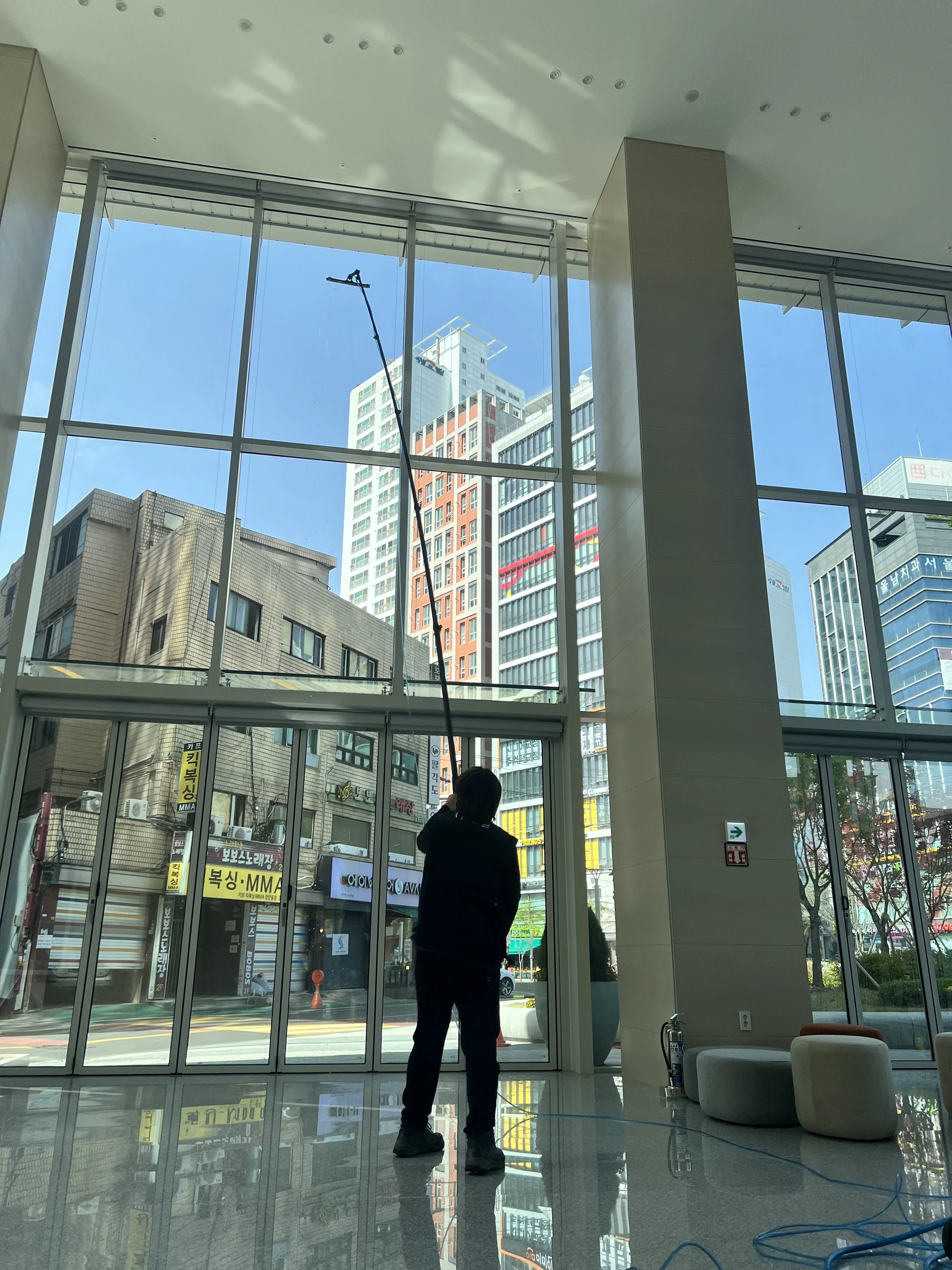 창틀과 유리 실제 현장 사진 1