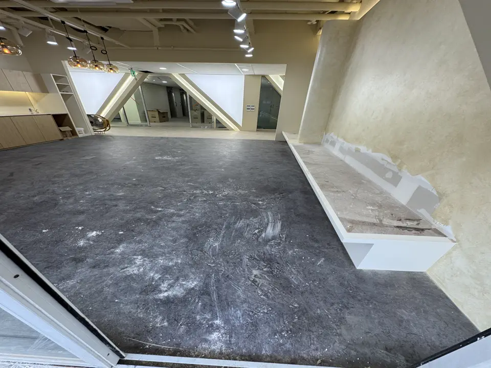 사무실 라운지·바닥 시공 후 청소 시공 전