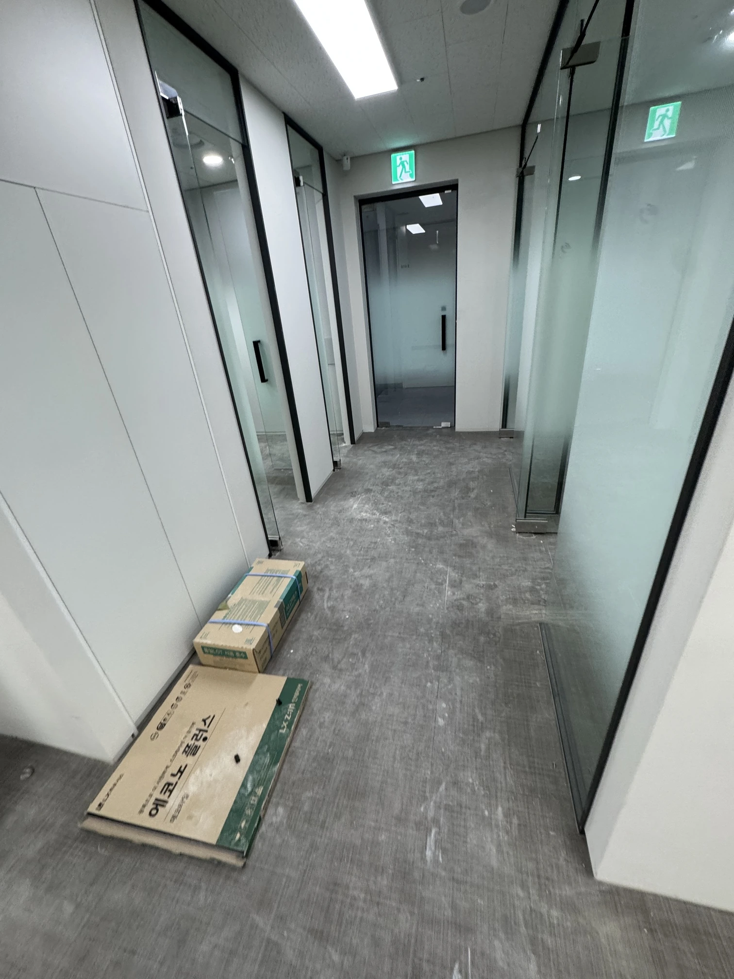 벽면·문·몰딩 실제 현장 사진 1