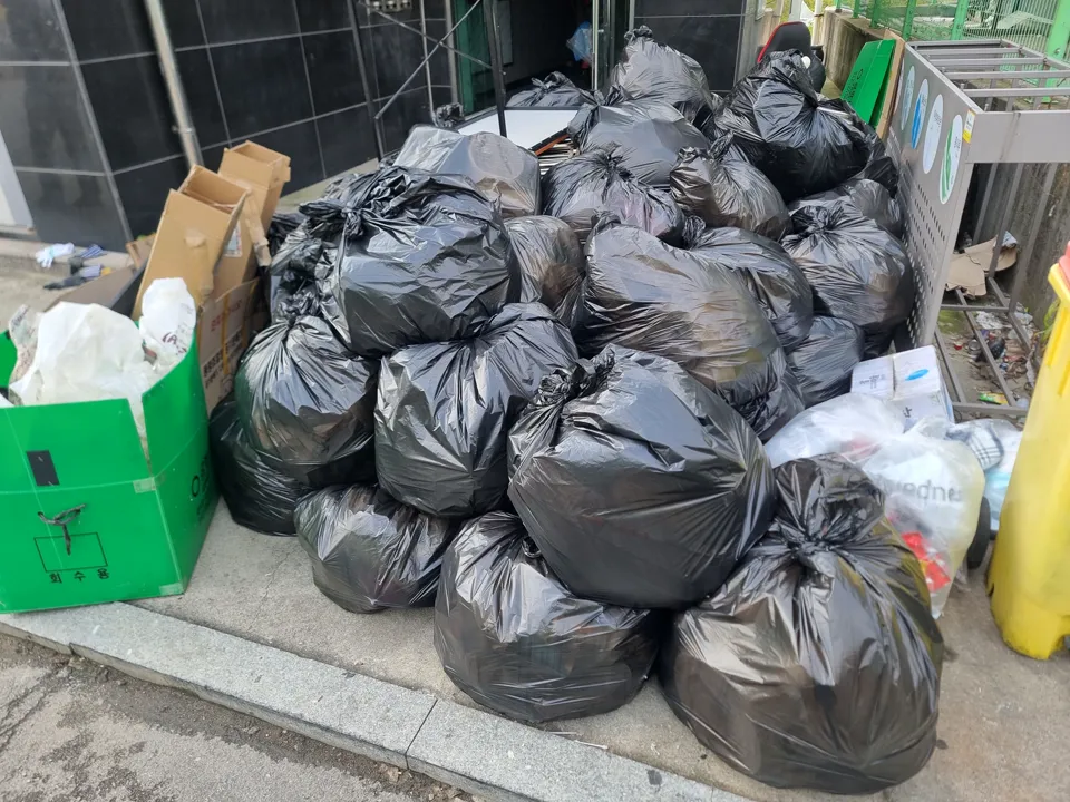 쓰레기 수거와 폐기물 처리 실제 현장 사진 3