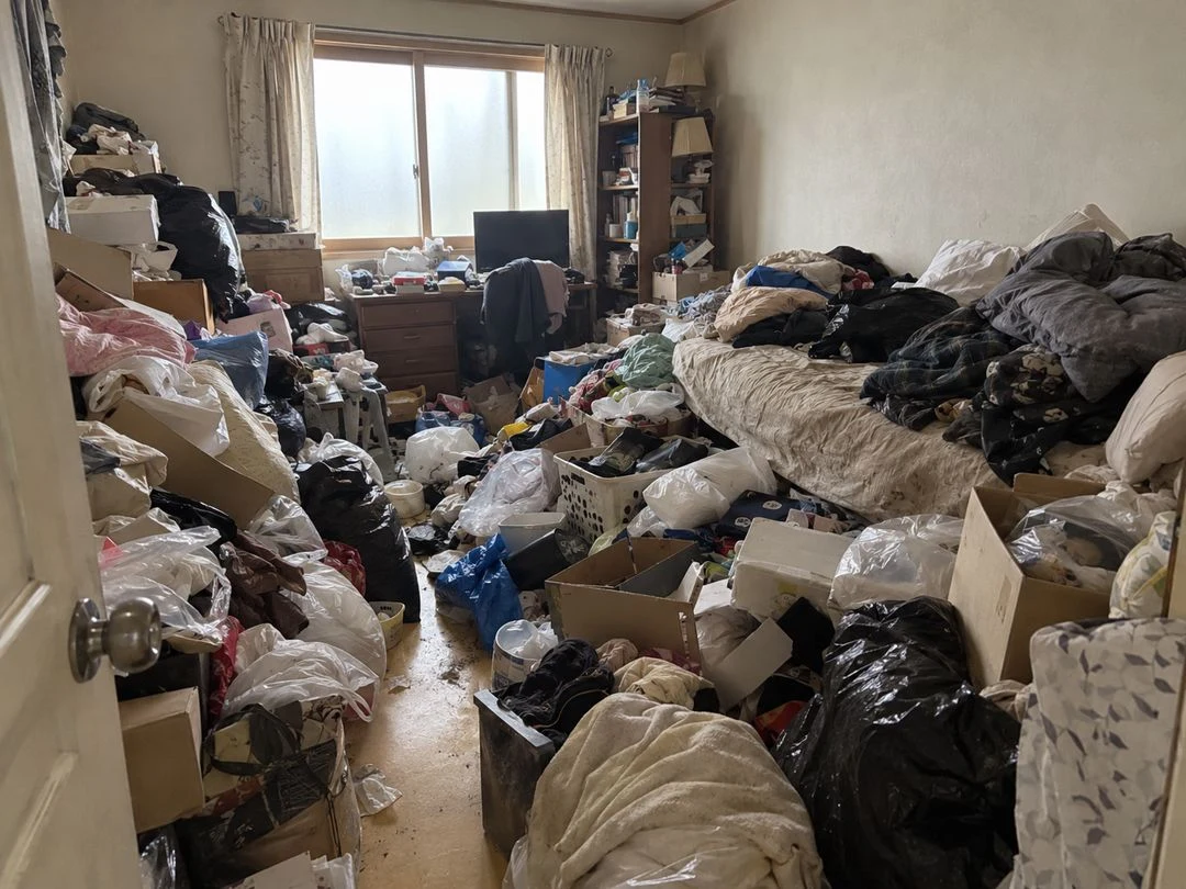 동작구 쓰레기집청소 침대 주변 청소 전