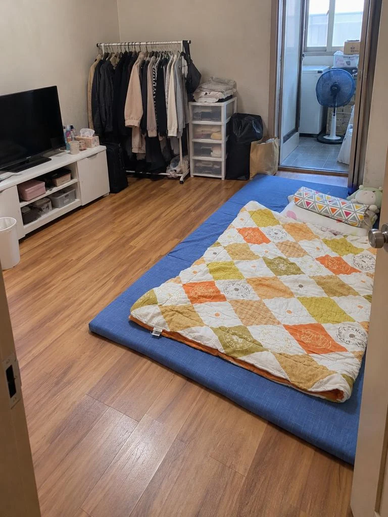 구로구 쓰레기집청소 바닥 공간이 드러난 방의 모습입니다. 앞 사진과 다른 구역을 촬영했습니다.