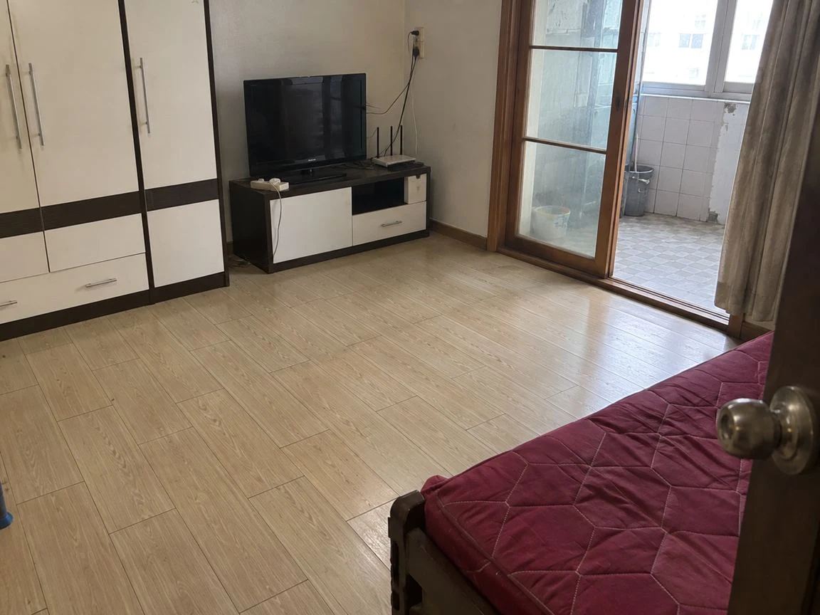 화성 쓰레기집청소 방 바닥이 드러난 작업 후 모습입니다. 앞 사진의 주방 통로와는 다른 구역입니다.