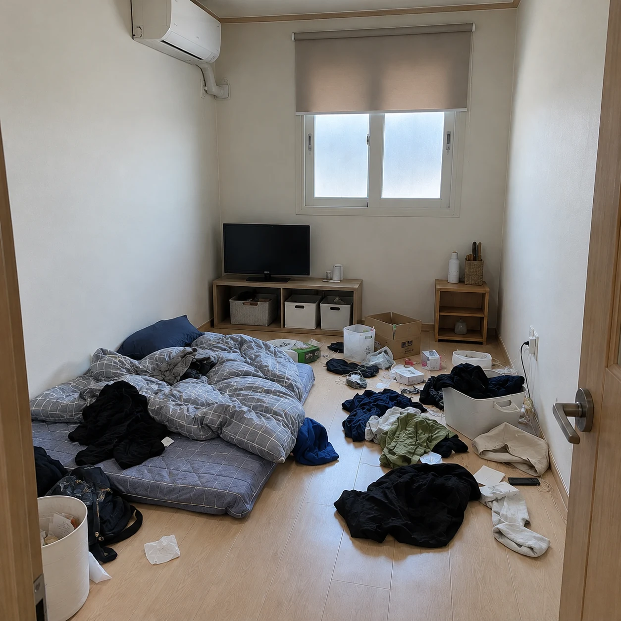 안양 만안구 석수동 쓰레기집청소 방 바닥에 의류·침구·상자와 생활 물품이 놓인 작업 전 모습입니다.