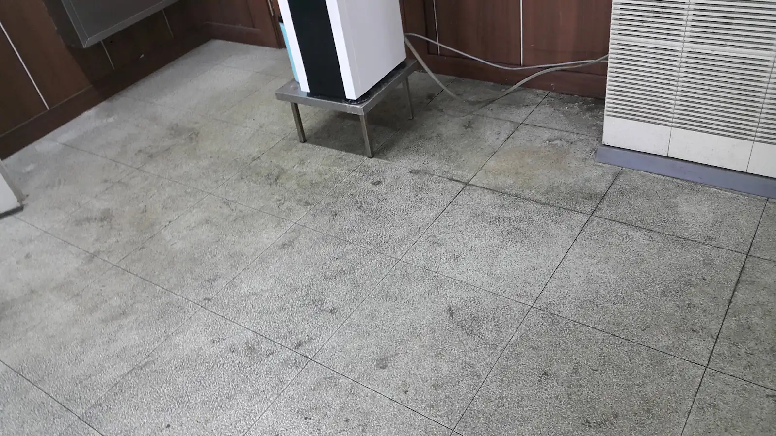판교 데코타일 바닥왁스코팅 · 작업 전