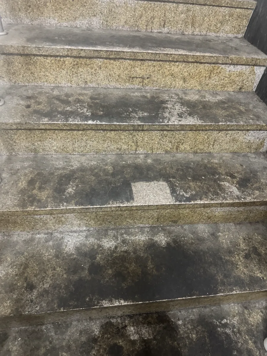안산 상가건물 계단 본드제거 작업 전, 디딤판마다 남은 본드 자국