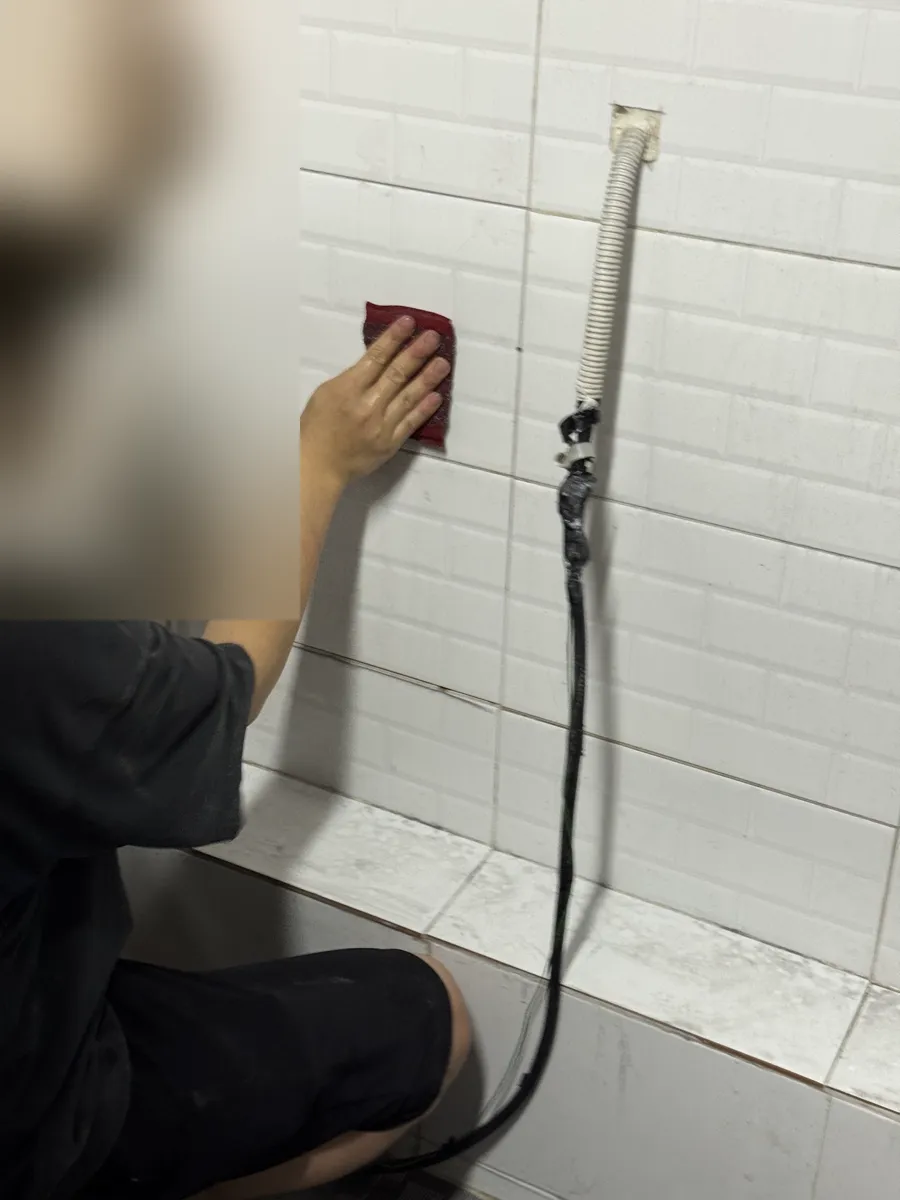 안산 상가 인테리어청소 중 주방 타일 벽을 닦는 모습