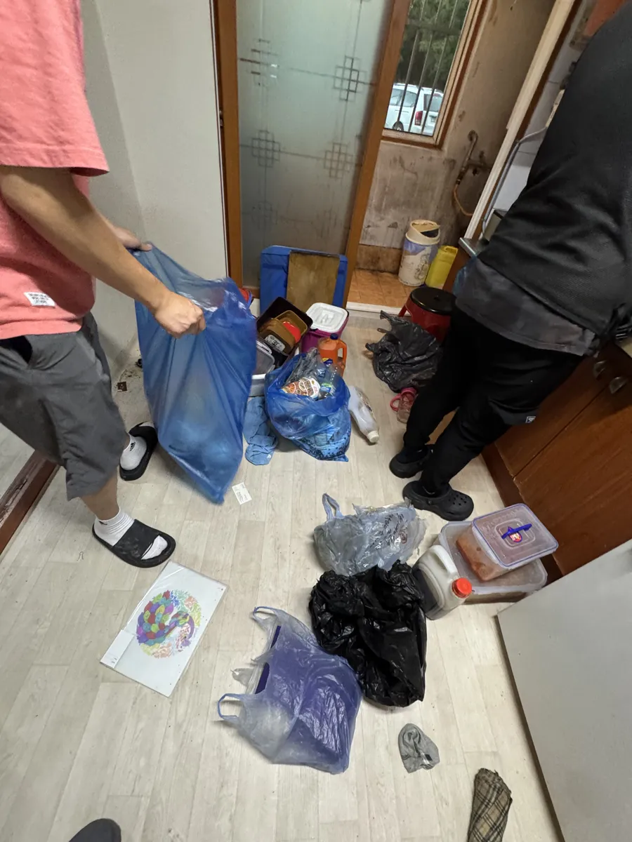 안산 원룸 유품정리 작업 중, 물품 분류와 수거