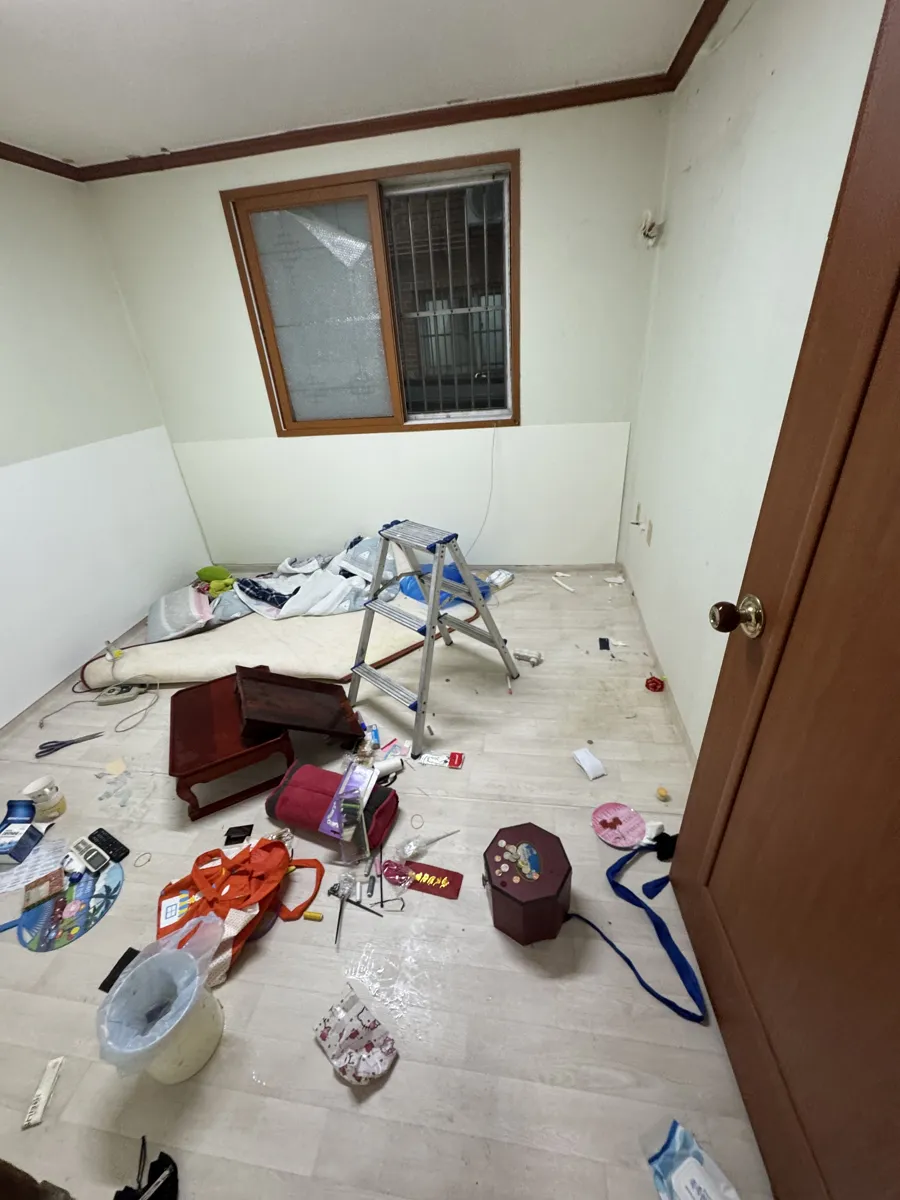 안산 원룸 유품정리 작업 중, 물품을 정리 중인 방
