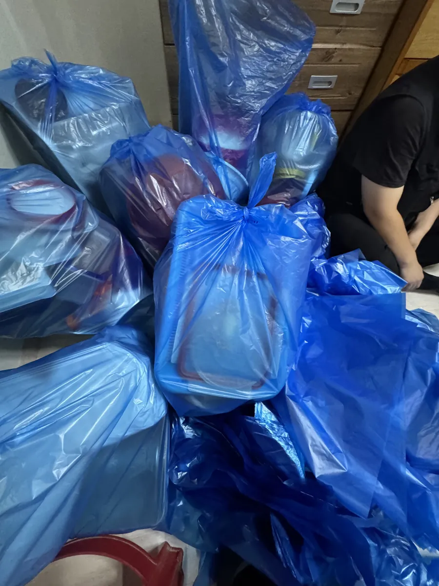 안산 원룸 유품정리 작업 중, 봉투에 나눠 담은 물품