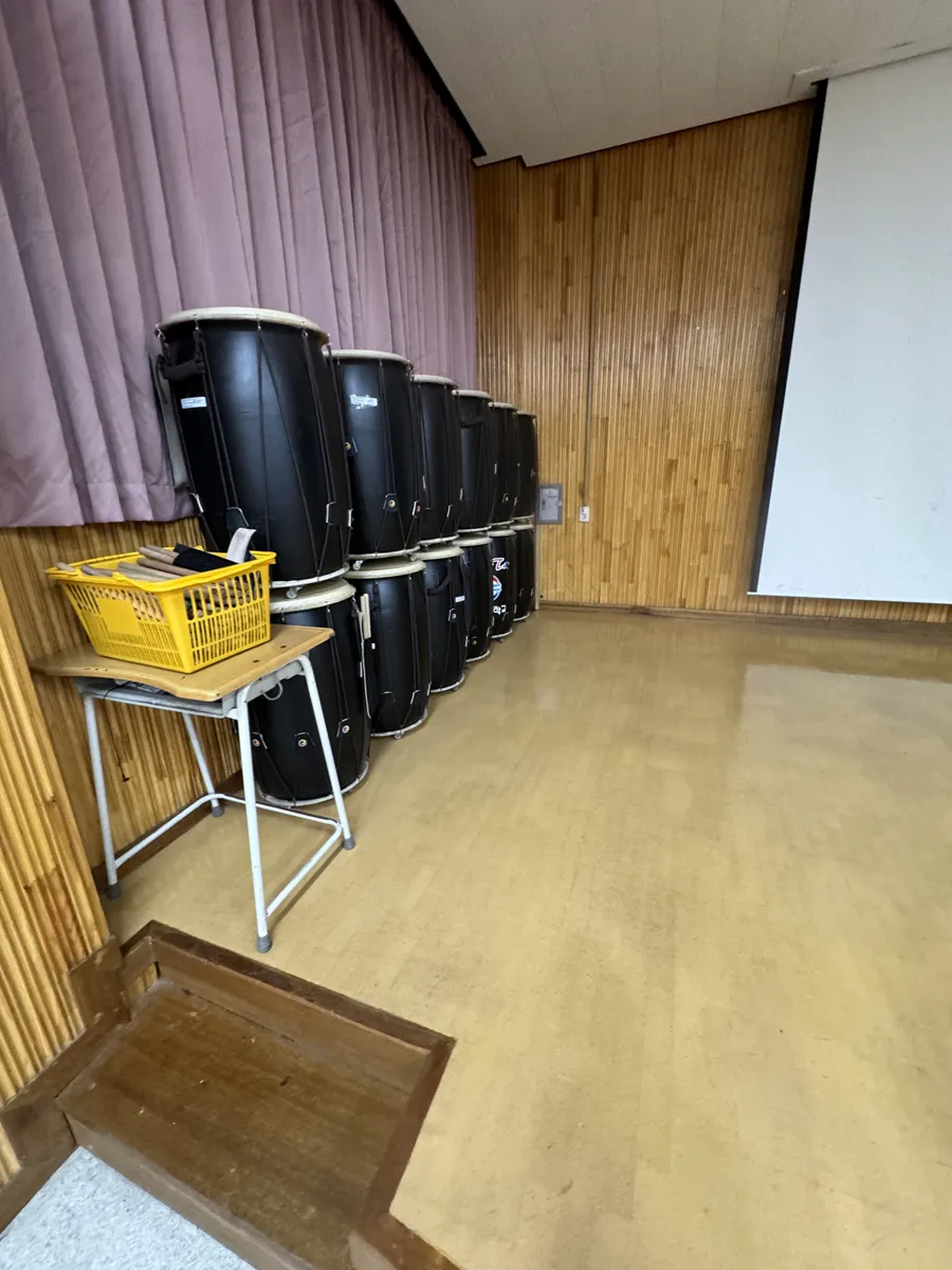 안산 중학교 학교청소 작업 후, 물품이 놓인 교실 바닥