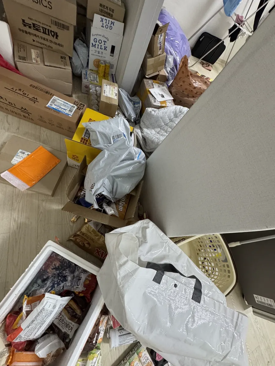 안산 상록구 원룸 쓰레기집청소 작업 전, 짐과 쓰레기가 쌓인 방 구석