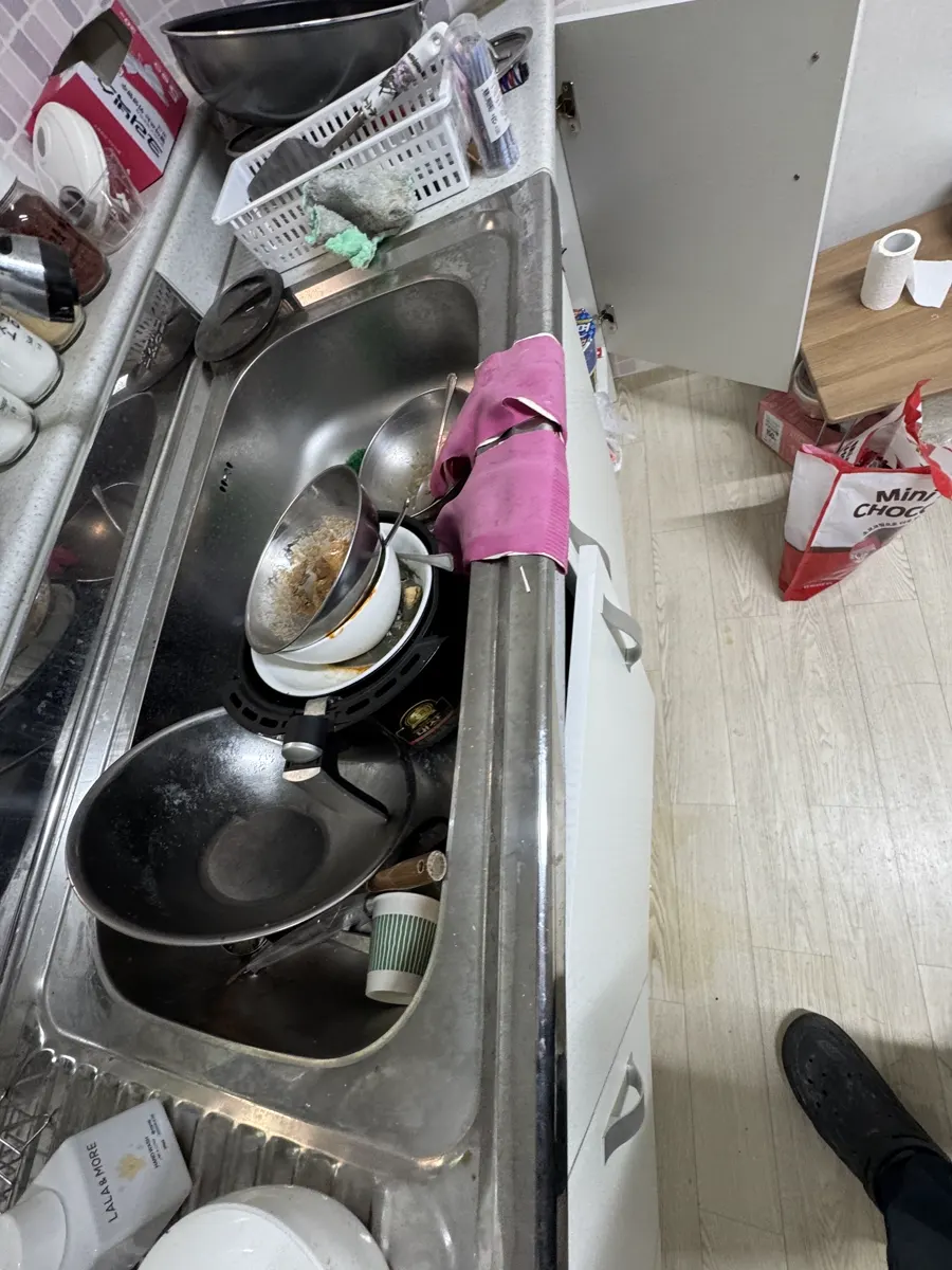 안산 원룸 싱크대에 쌓인 설거지거리