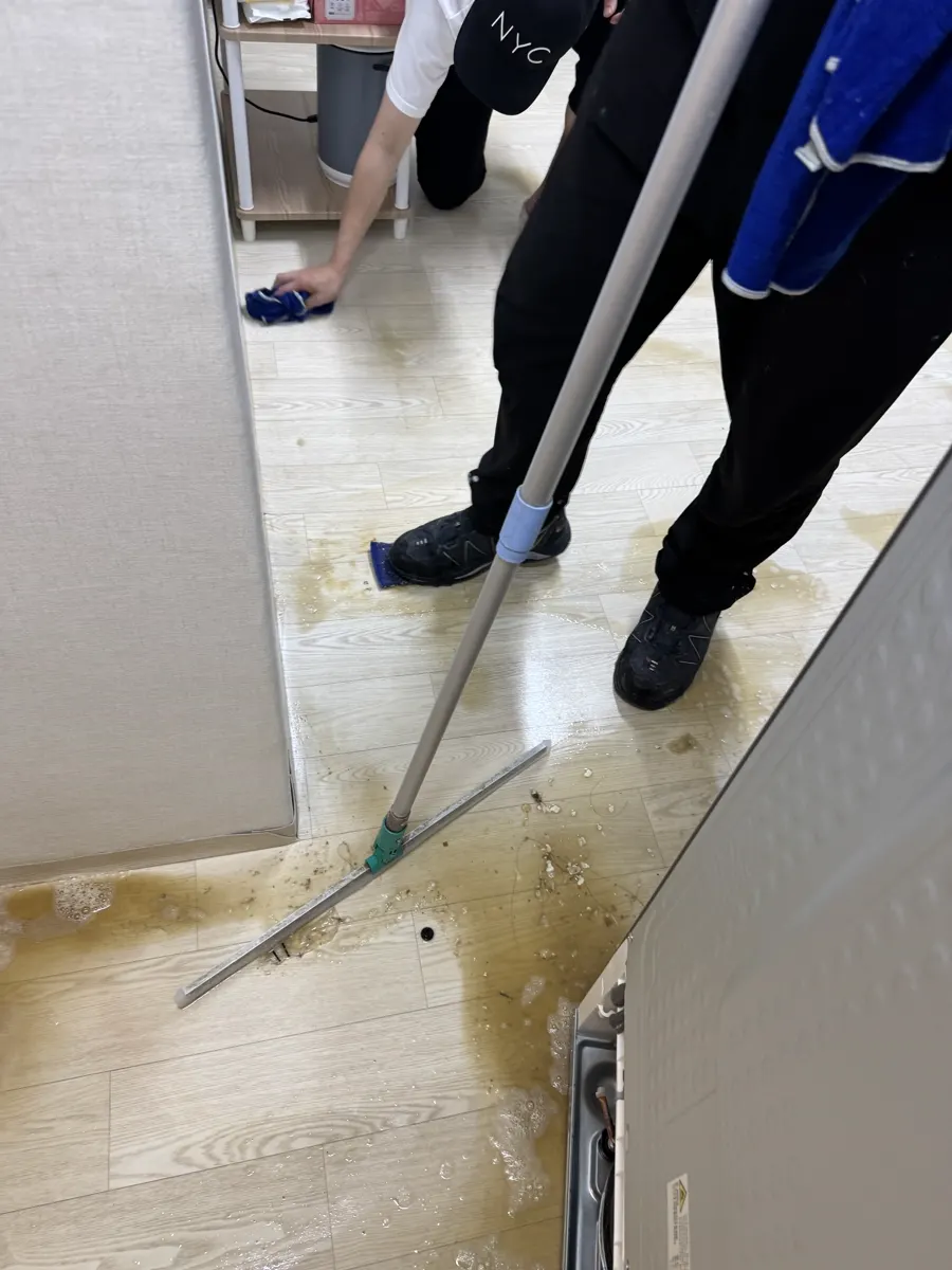 안산 원룸 바닥을 밀대로 닦는 모습