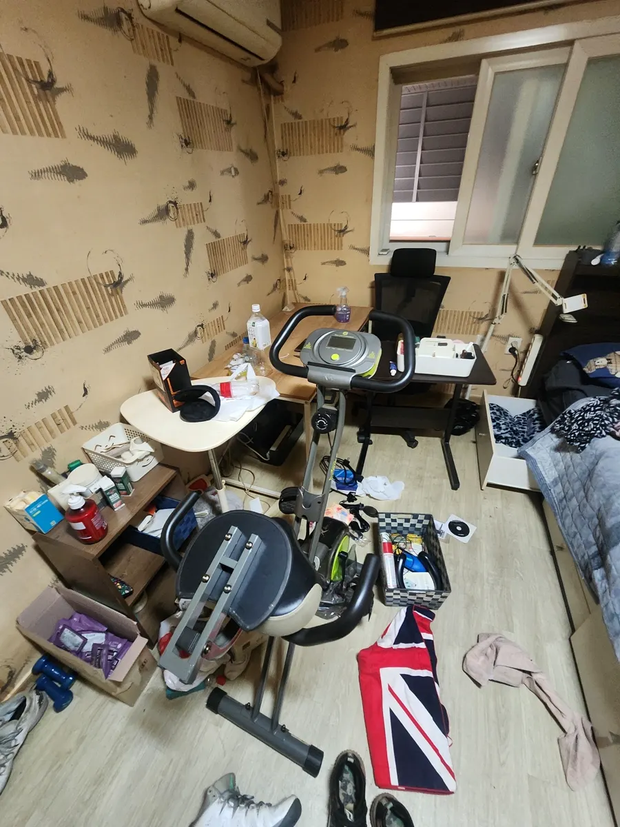안양 만안구 다세대주택 쓰레기집청소 작업 전, 운동기구와 생활용품이 바닥에 흩어진 방