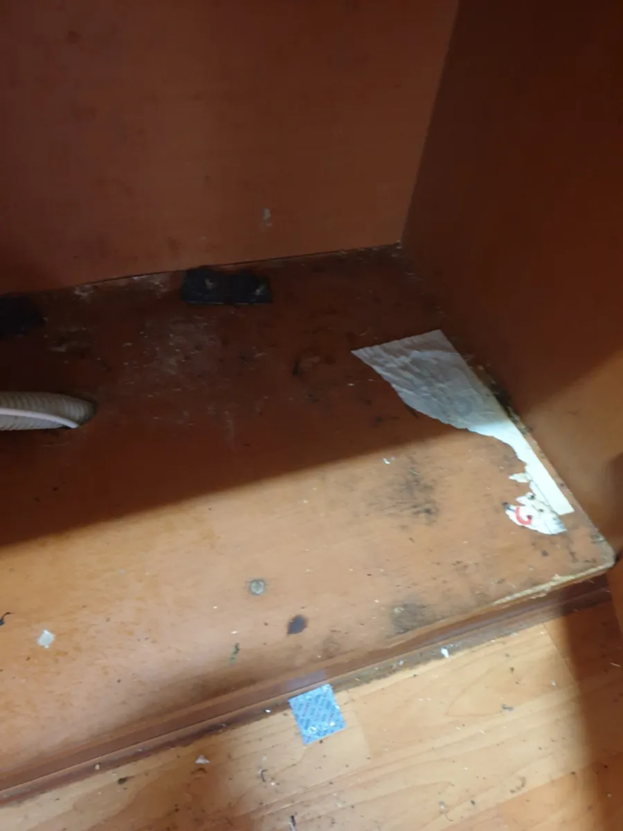 부천 아파트 고독사청소 작업 전, 오염이 남은 수납장 바닥