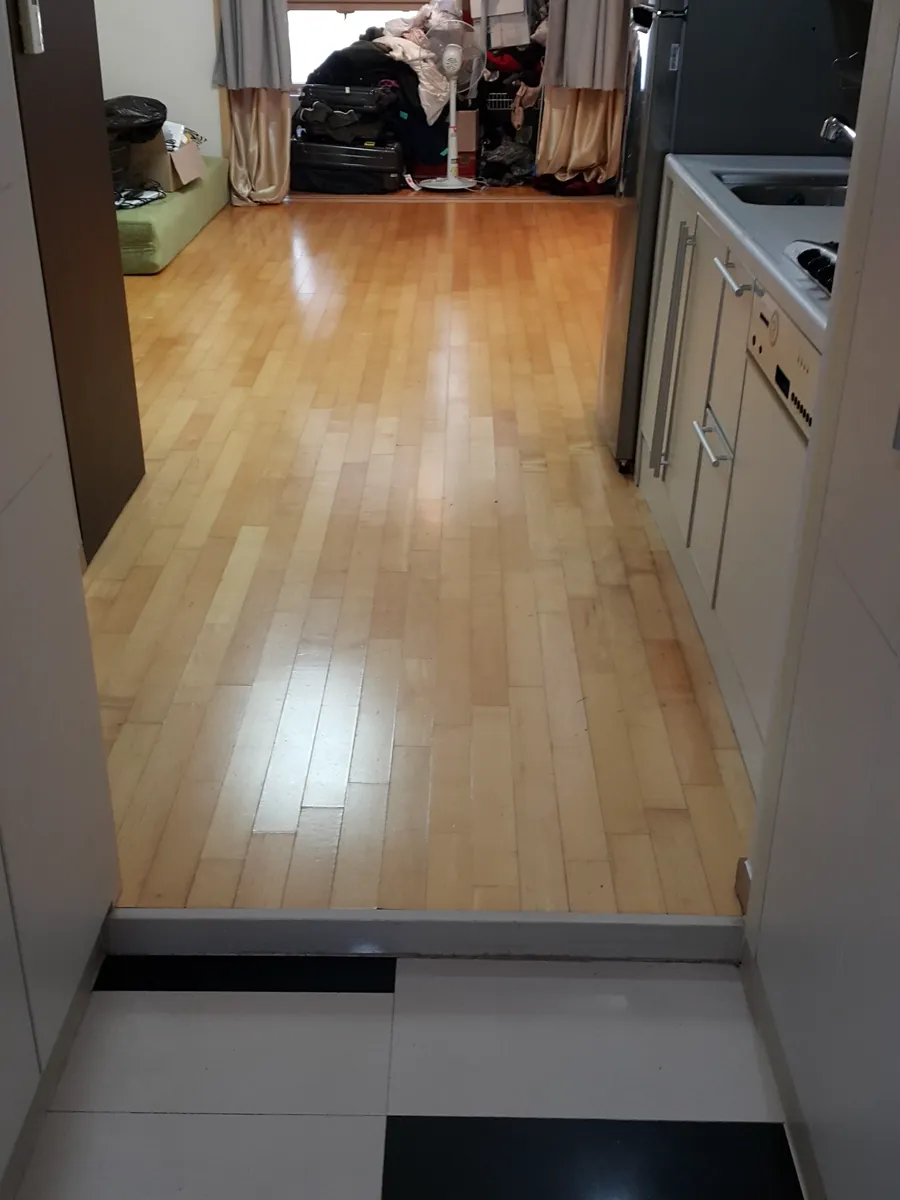 인천 부평구 오피스텔 쓰레기집청소 작업 후, 깨끗해진 현관과 복도