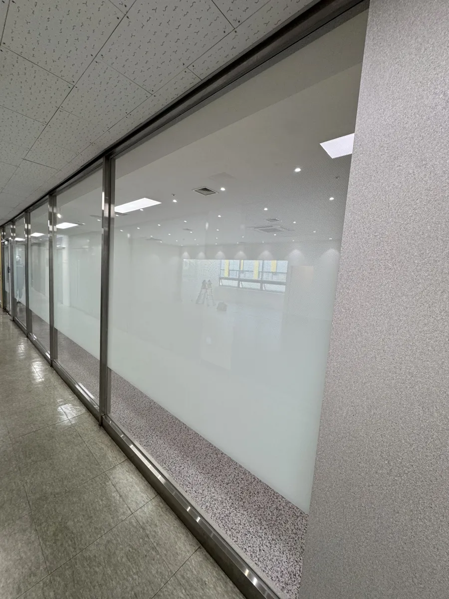 인천 서해구 사무실 사무실청소 작업 후, 유리 파티션 앞 바닥
