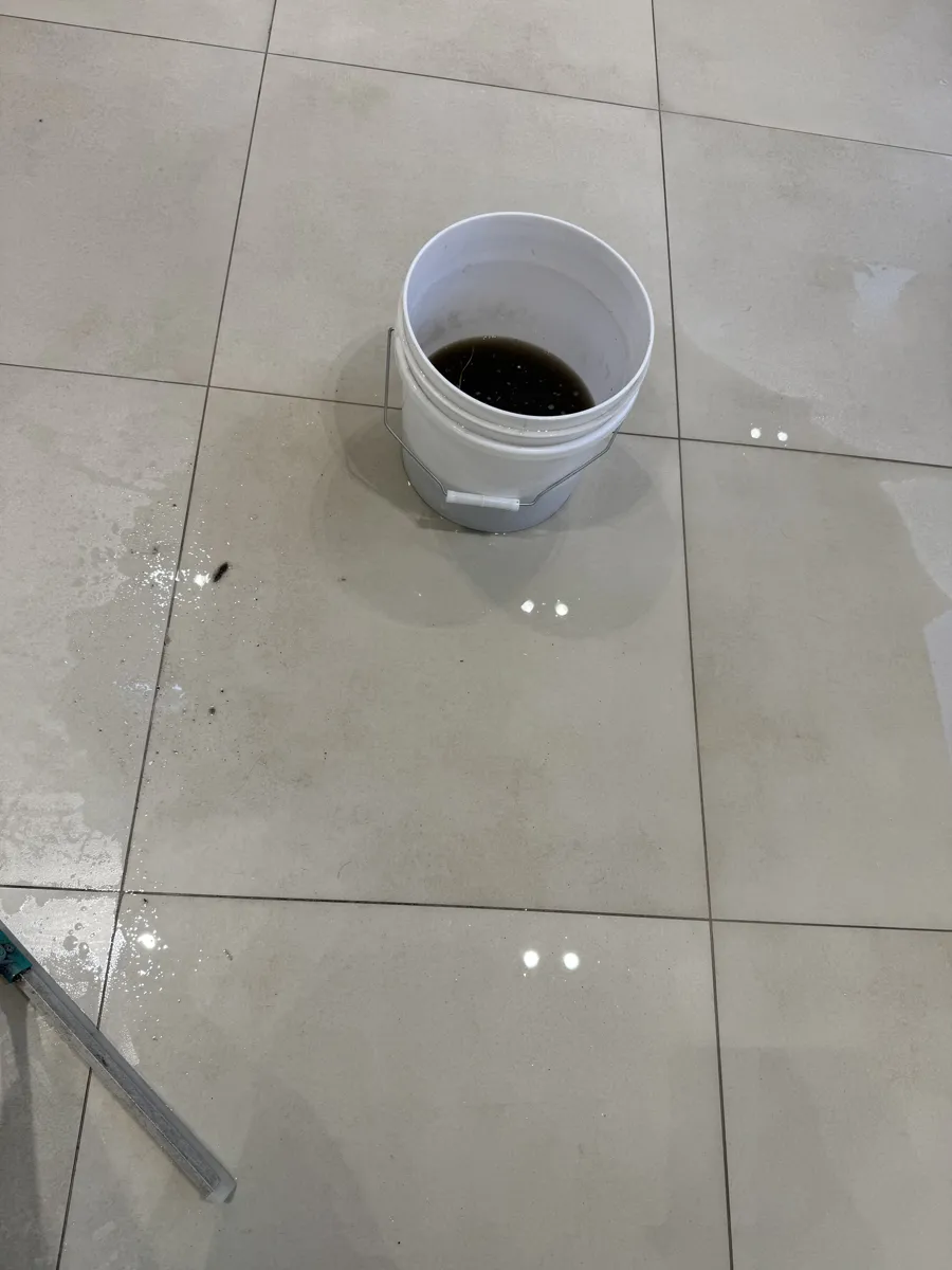 서울 동대문구 병원 바닥왁스코팅 작업 중, 세척 후 걷어낸 오염수