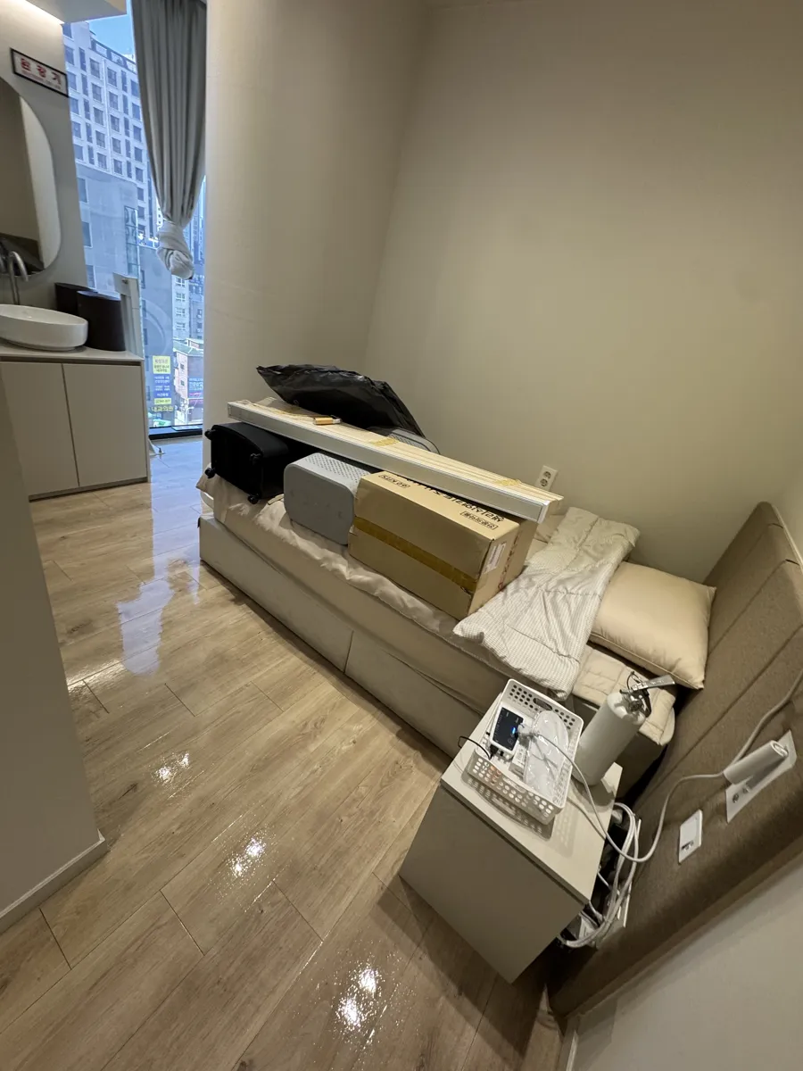 서울 동대문구 병원 바닥왁스코팅 작업 중, 코팅을 올린 안쪽 방 데코타일