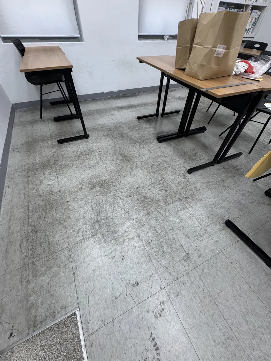 서울 강동구 학원 바닥왁스코팅 작업 전, 책상 주변 바닥