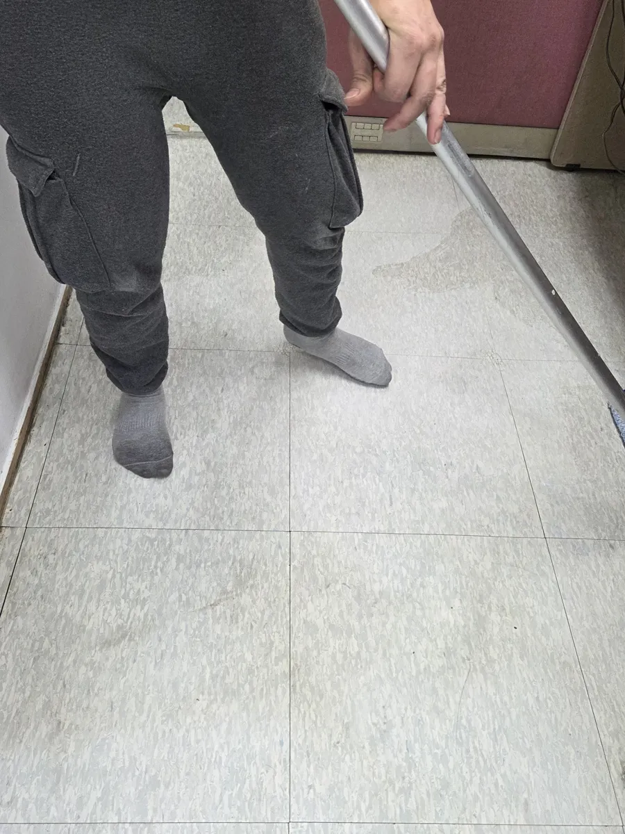 서울 강남구 사무실 바닥왁스코팅 작업 중, 밀대로 왁스 코팅