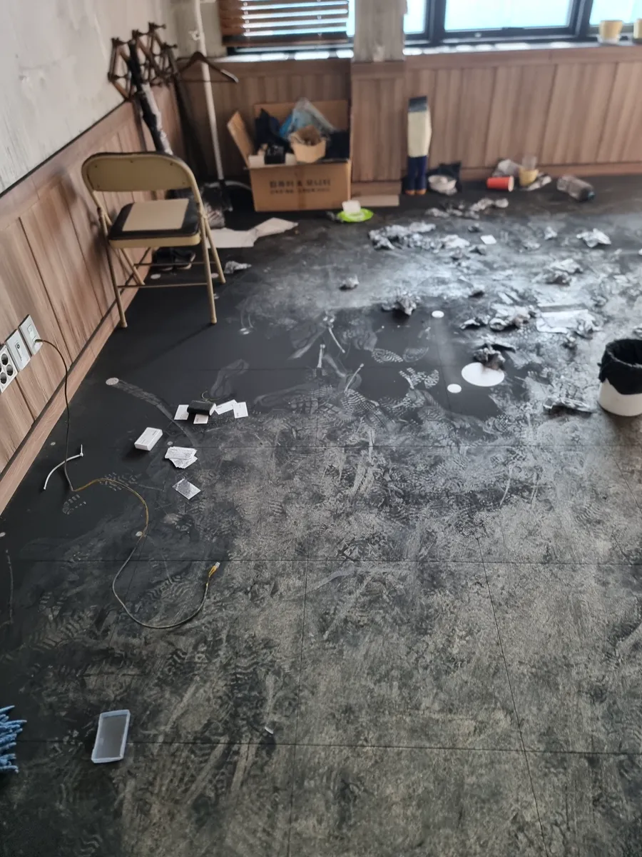인천 검단구 상가건물 화재청소 작업 전, 그을음과 잔해가 덮인 바닥
