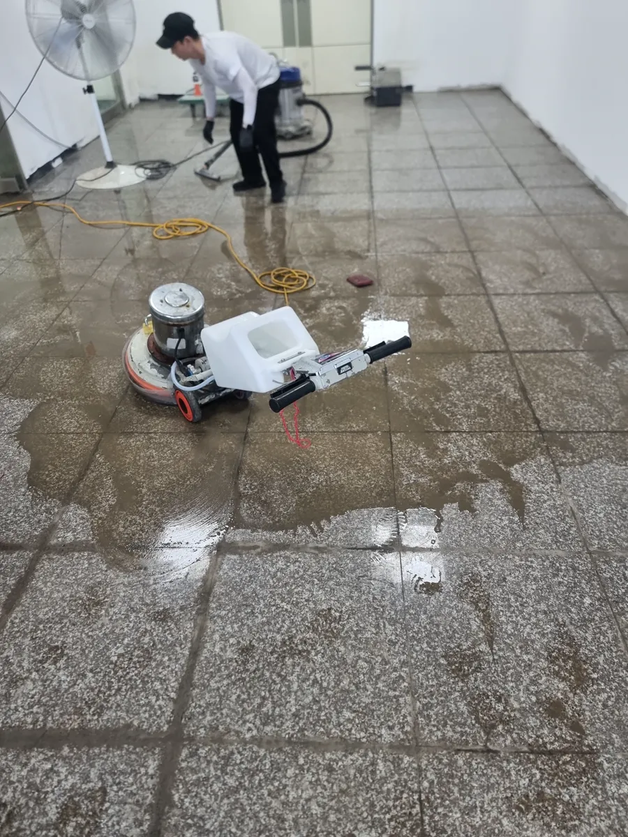 인천 검단구 상가건물 화재청소 작업 중, 장비로 바닥 세척