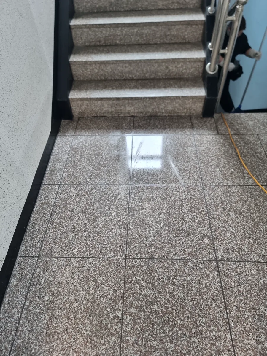 인천 검단구 상가건물 화재청소 작업 후, 깨끗해진 계단