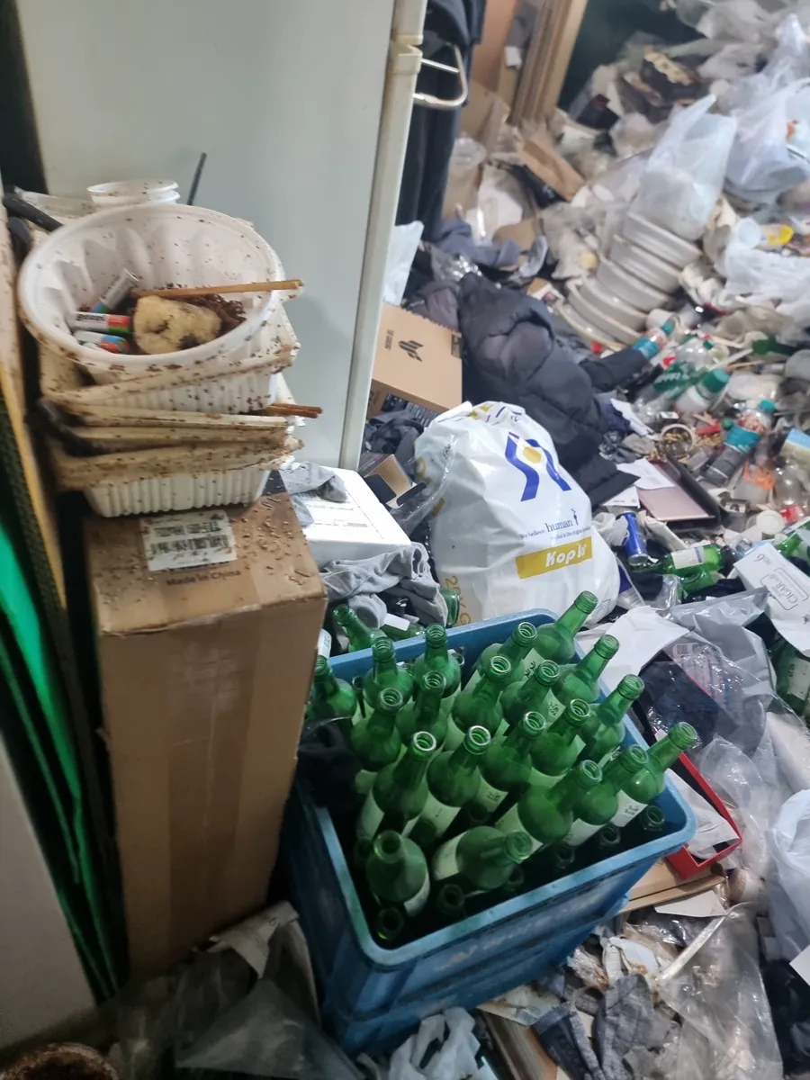 인천 검단구 원룸 쓰레기집청소 작업 전, 천장 가까이 쌓인 쓰레기