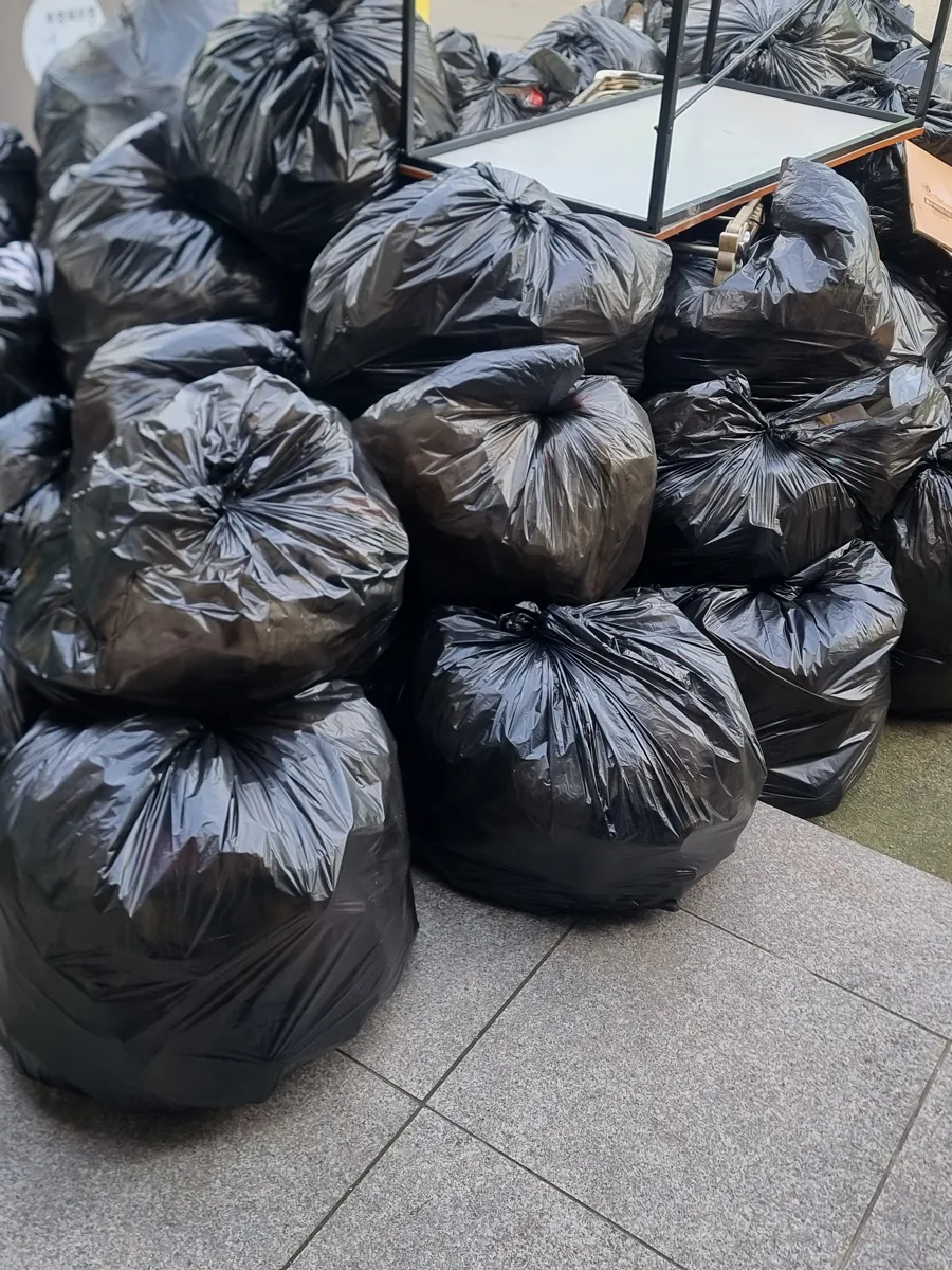 인천 검단구 원룸 쓰레기집청소 작업 중, 봉투에 담아 모아 둔 폐기물