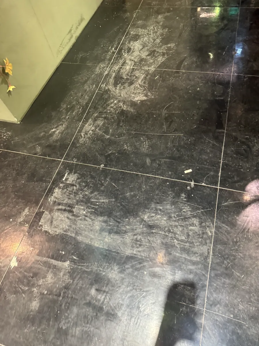 군포 가라오케 바닥왁스코팅 작업 전, 얼룩과 뿌옇게 흐려진 데코타일 바닥