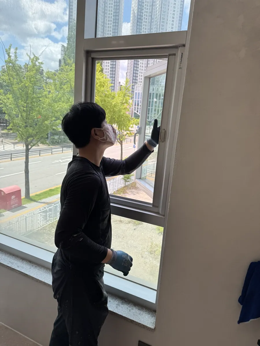 군포 피트니스센터 준공청소 작업 중, 외창을 닦는 모습