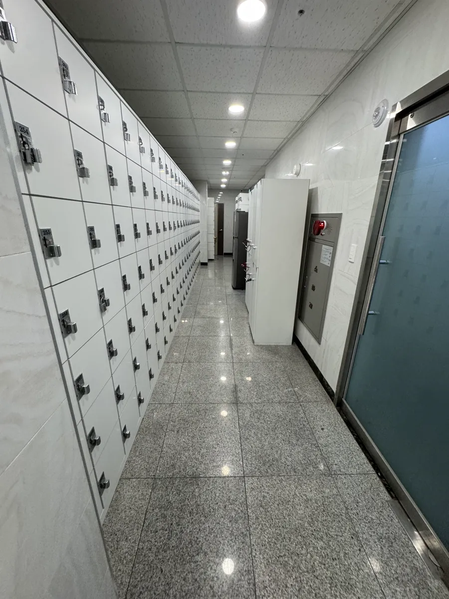 군포 피트니스센터 준공청소 작업 후, 사물함 복도 전체