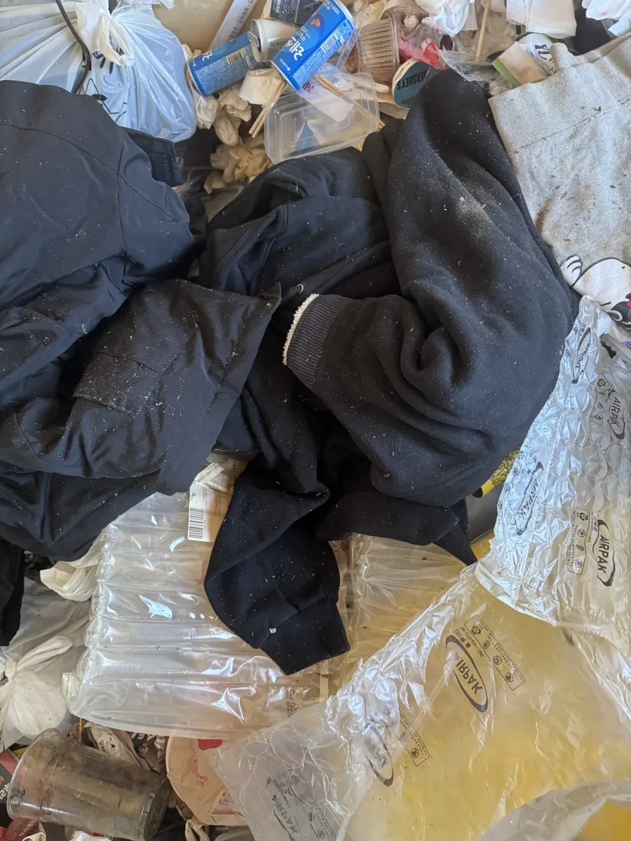 군포 산본 아파트 쓰레기집청소 현장에서 쓰레기와 섞여 있던 옷가지와 포장재
