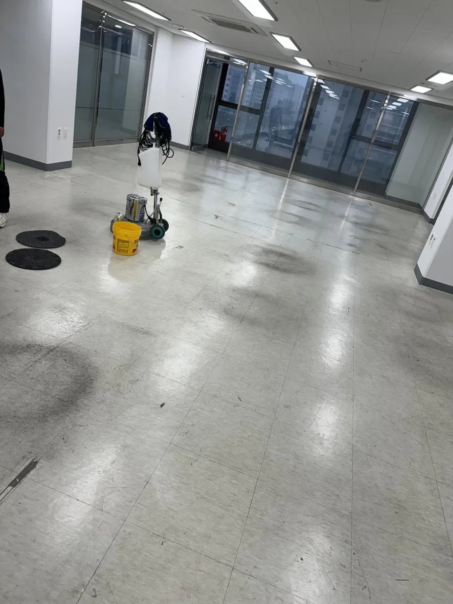 서울 구로구 사무실 바닥왁스코팅 작업 중, 장비와 패드를 준비한 사무실