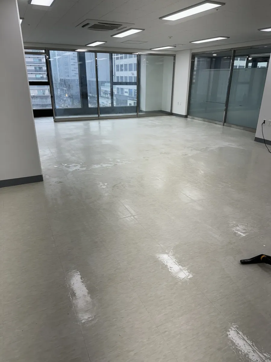 서울 구로구 사무실 바닥왁스코팅 작업 중, 세척을 마친 사무실 바닥